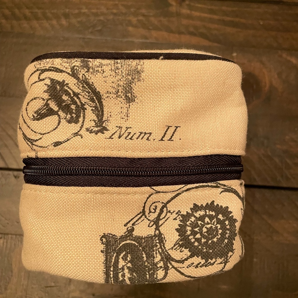 Enchante Accessories. Travel jewelry holder.